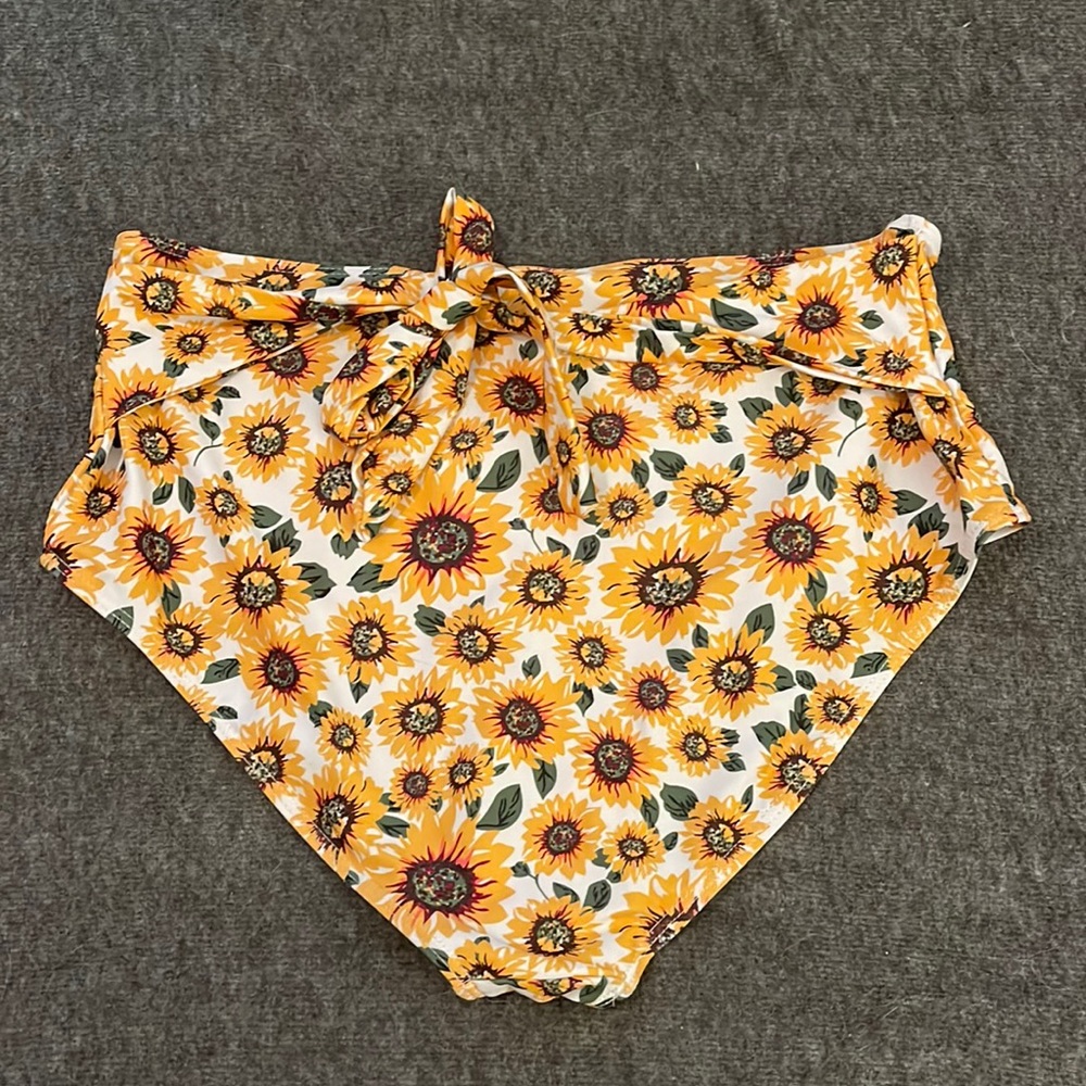 ⭕️SOLD⭕️❤️BUNDLE 2/$20❤️Daisy swim bottoms